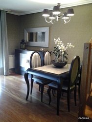 Mesa y sillas estilo isabelino
