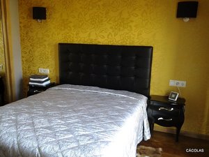Habitación de invitados, cabecero en polipiel con capitoné color negro.
