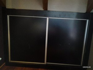 Puertas correderas de armario empotrado, lacado en negro.
