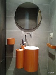 Baño planta baja, mueble de baño circular, con espejo redondo.