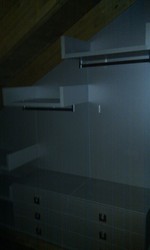 Interior armario vestidor, con baldas en acabado textil.