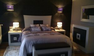 Habitación principal, apliques de pared , con pantalla de terciopelo gris.