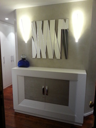 Mueble zapatero con dos puertas, dos cajones interiores lacado en blanco.