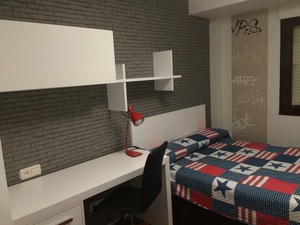Habitación juvenil con muebles lacados en blanco.