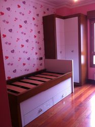 Armario habitación infantil en rincón, combinado en madera y laca blanca.