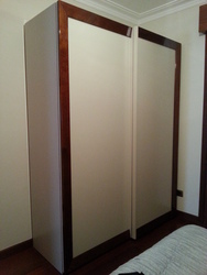 Armario de habitación principal, con puertas correderas lacadas.