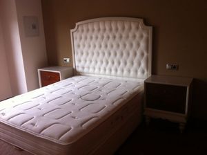 Cabecero y mesitas de habitación principa, lacado en beig.l