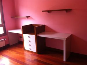 Escritorio a medida para dos con cajonera en el medio.