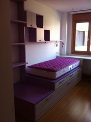 Habitación juvenil con escritorio a medida.
