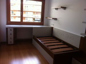 Habitación juvenil lacada en blanco, y personalizada con el nombre grabado.