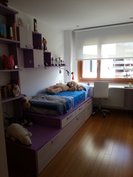 Habitación juvenil en tonos malvas.