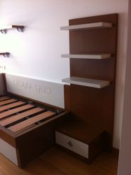 Estantería librería de habitación juvenil.