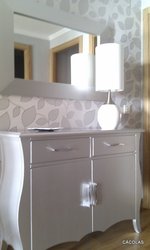 Mueble de entrada de madera, lacado en plata con espejo a juego,