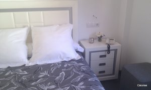 Cabecero madera, lacado en blanco con detalle plata.
