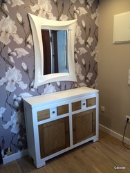 Mueble zapatero blanco y castaño con espejo a juego.