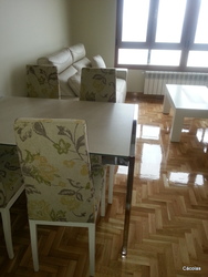 Mesa con tapa cerámica.