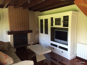 Modular de salón combinado en blanco y bombón.