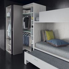 ARMARIO VESTIDOR CON PUERTAS PLEGABLES COMBINADO CON TERMINAL ZAPATERO CON ESTANTERÍA Y COLGADORES, TODO AL ALCANCE DE LA VISTA.