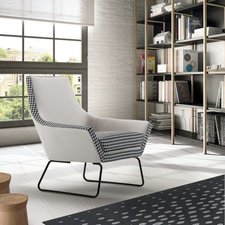 Butaca con pata tubular metálica, varios acabados disponibles.
