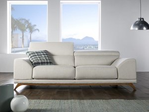Sofá con bancada de madera y asientos deslizantes