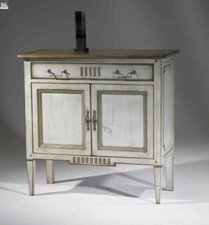 Mueble de entrada con dos puertas y un cajón.