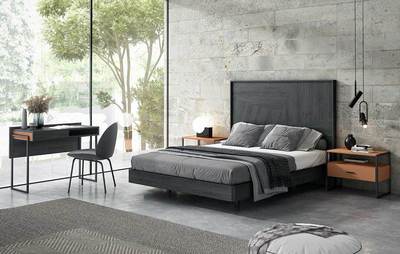 Habitación con escritorio y mesitas a juego