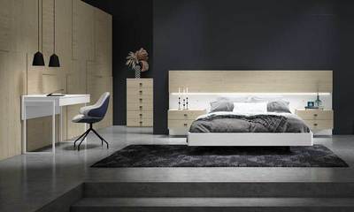 Habitación color roble y blanco con escritorio